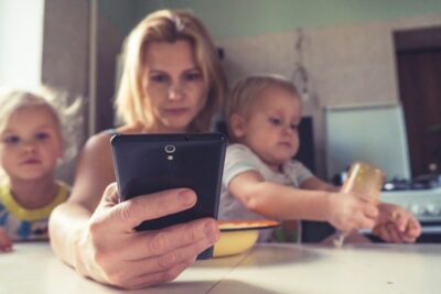 « Du plancher collant au plafond de mère » : rôle des doulas